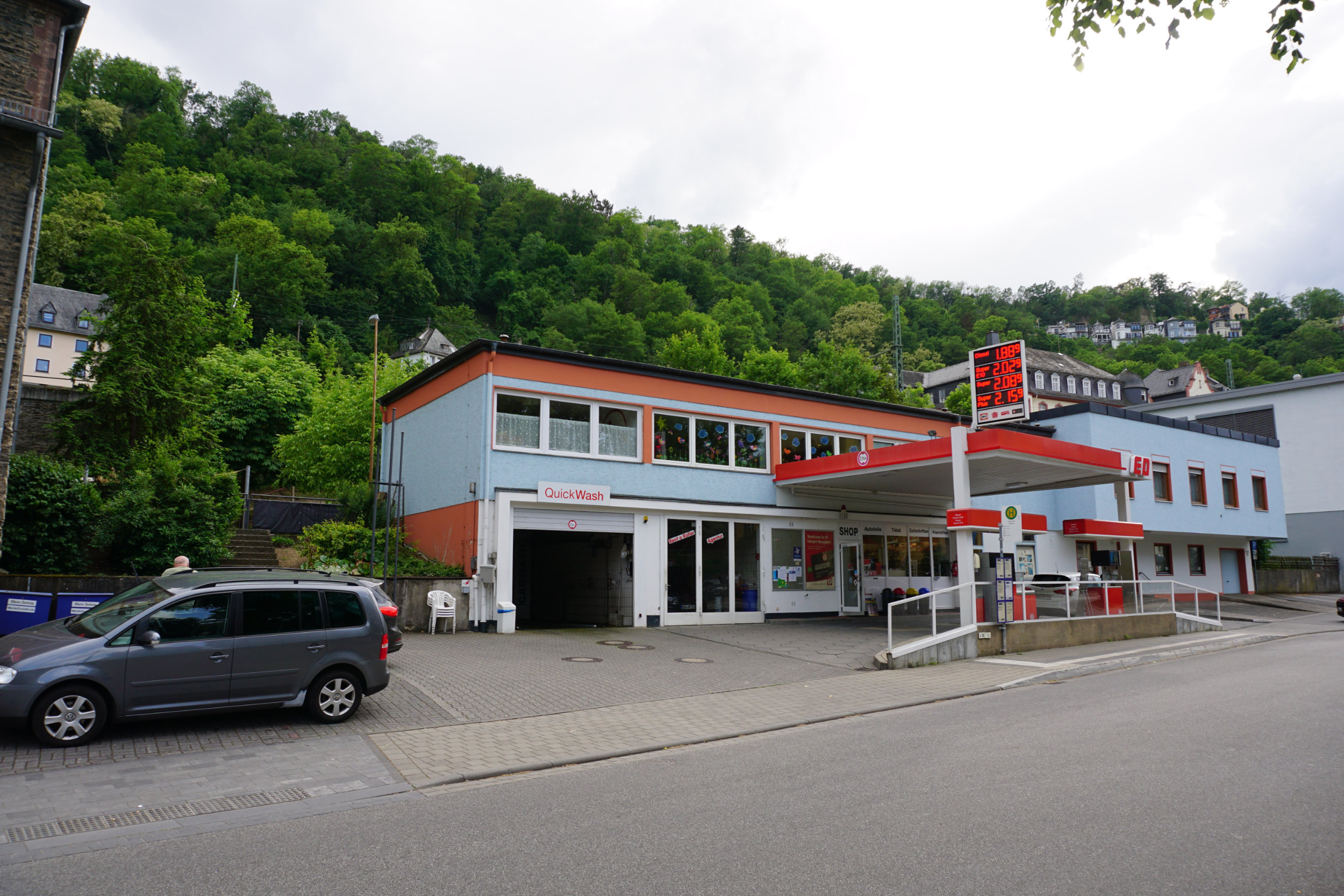 Kita Neubau zwischen katholischer Kirche und Rheinfelshalle